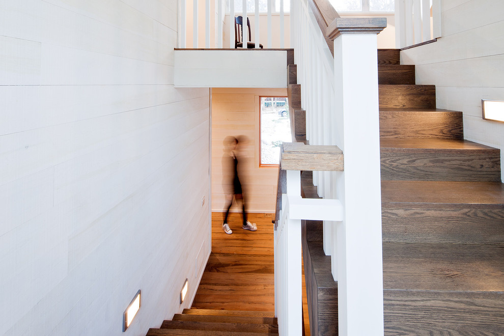 Стильный дизайн: деревянная лестница в стиле рустика с деревянными ступенями и деревянными перилами - последний тренд