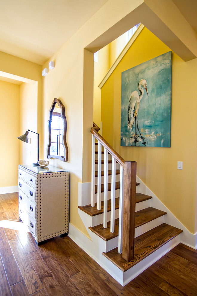 Источник вдохновения для домашнего уюта: прямая лестница среднего размера в морском стиле с деревянными ступенями и крашенными деревянными подступенками