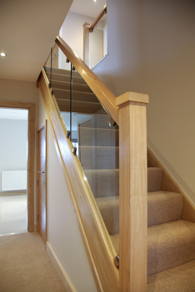 Пример оригинального дизайна: большая прямая лестница в современном стиле с ступенями с ковровым покрытием и ковровыми подступенками