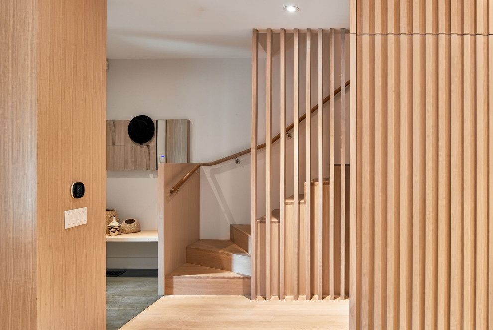 Свежая идея для дизайна: прямая деревянная лестница среднего размера в современном стиле с деревянными ступенями и деревянными перилами - отличное фото интерьера