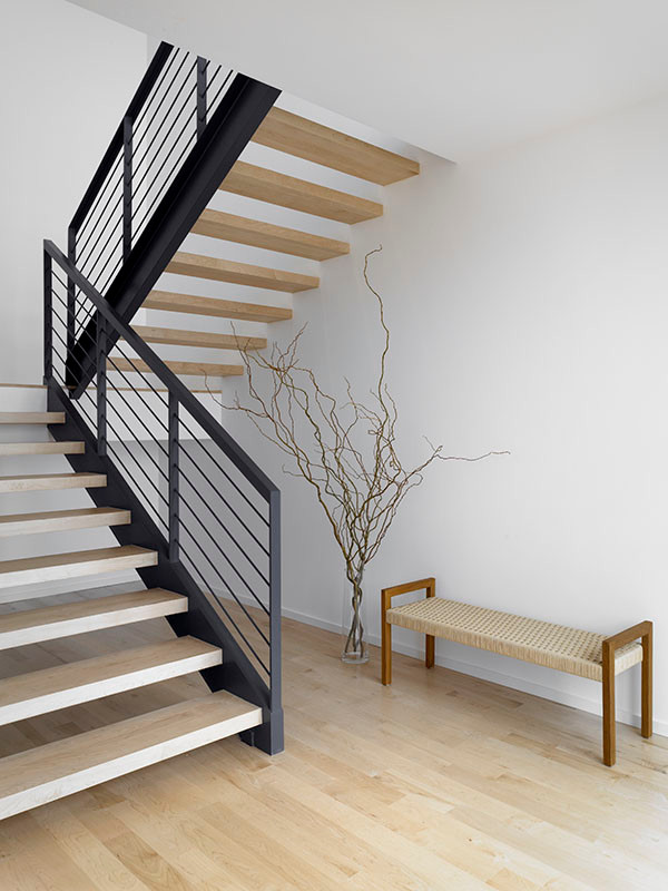 Idéer för en mellanstor modern trappa