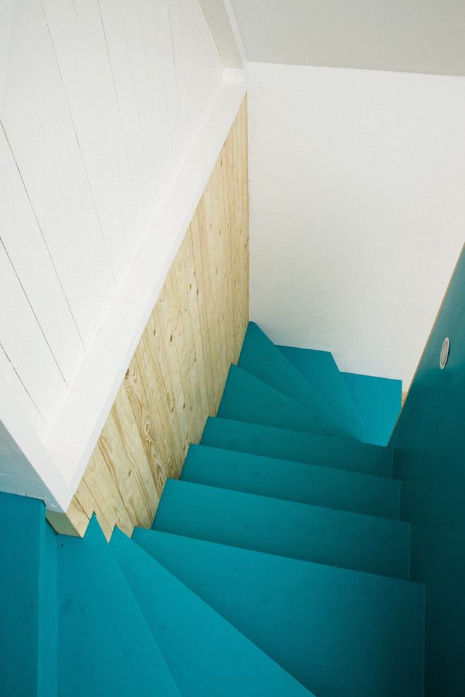 Photo of a scandi painted wood staircase in Copenhagen with painted wood risers.