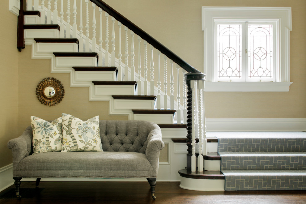 На фото: угловая лестница в классическом стиле с деревянными ступенями и крашенными деревянными подступенками с