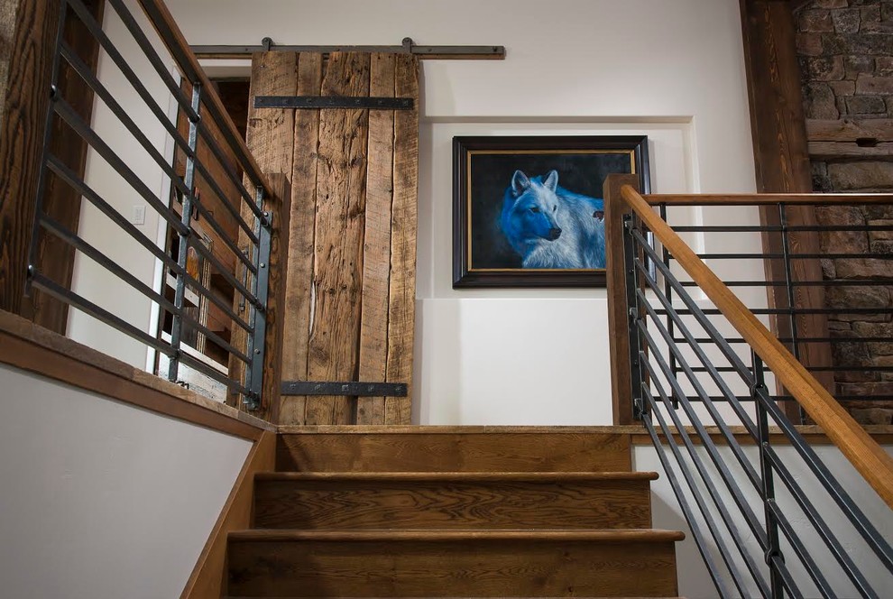 На фото: большая п-образная деревянная лестница в стиле рустика с деревянными ступенями с
