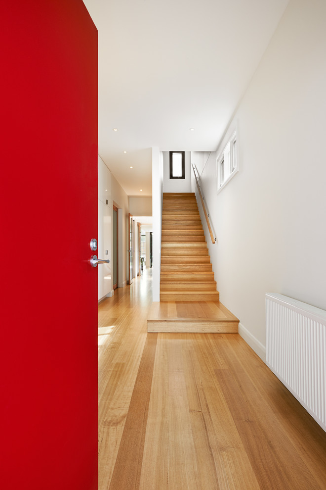 Ejemplo de escalera recta contemporánea de tamaño medio con escalones de madera