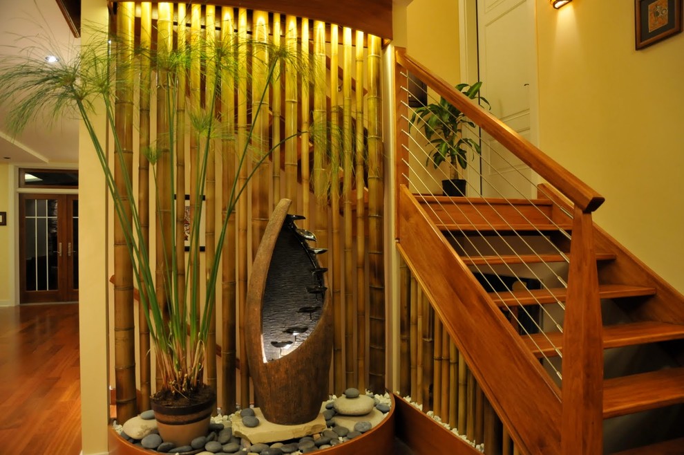Réalisation d'un escalier sans contremarche asiatique en L de taille moyenne avec des marches en bois.