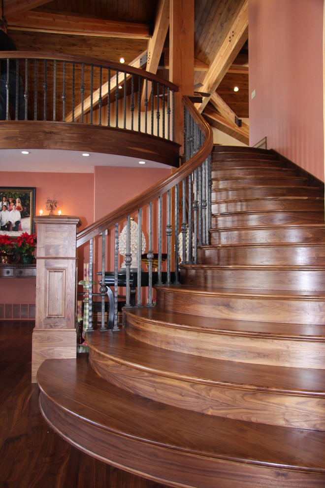 Modelo de escalera curva clásica renovada extra grande con escalones de madera, contrahuellas de madera y barandilla de madera