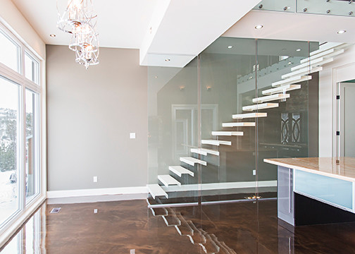 Diseño de escalera suspendida minimalista extra grande con escalones de metal y contrahuellas de metal