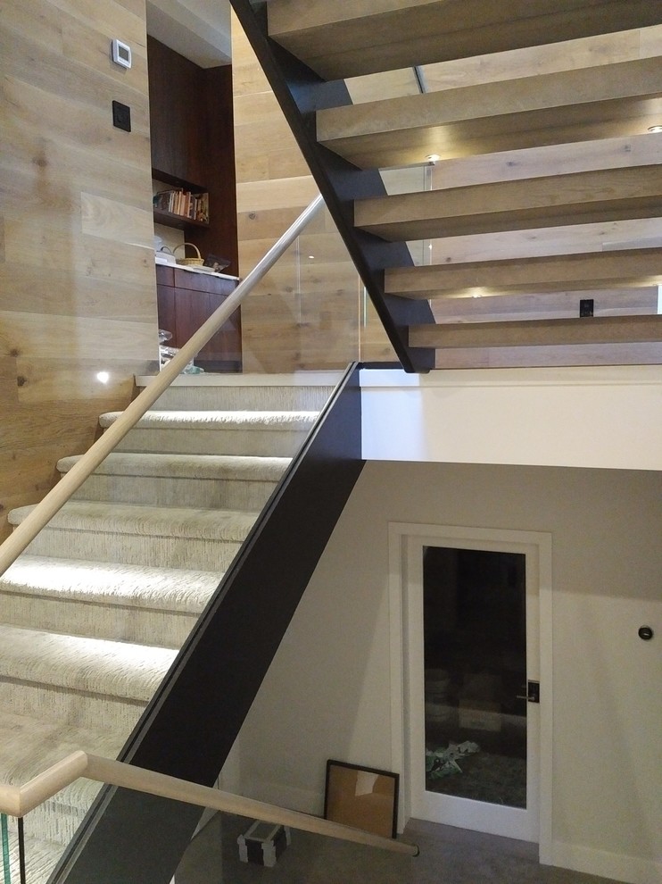 Bild på en stor funkis u-trappa, med heltäckningsmatta och sättsteg med heltäckningsmatta