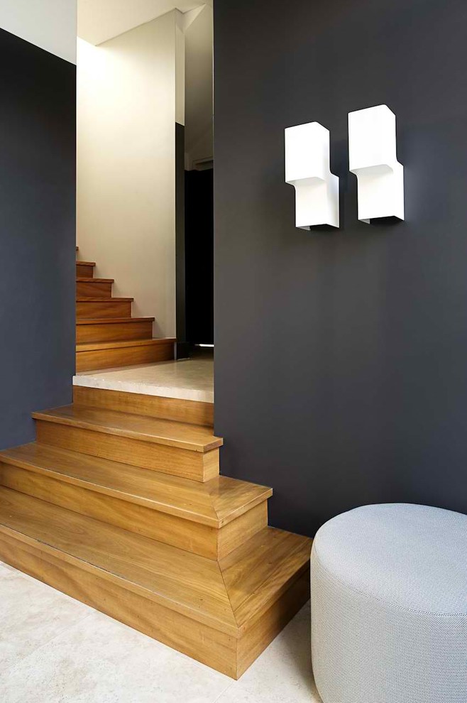 Ejemplo de escalera en L, actual, de tamaño medio, con escalones de madera y contrahuellas de madera