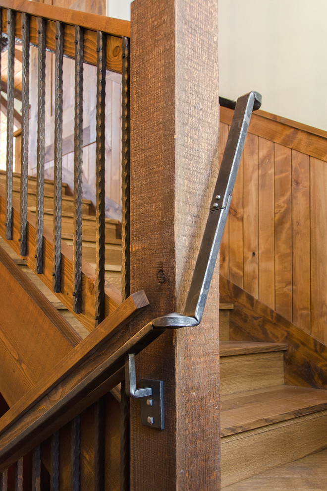 Inspiration pour un escalier chalet en U avec des marches en bois et des contremarches en bois.