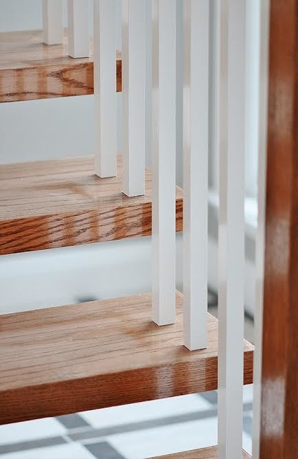 На фото: п-образная лестница среднего размера в стиле модернизм с деревянными ступенями без подступенок с