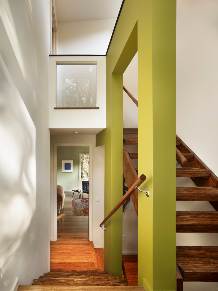 Cette image montre un escalier sans contremarche design en U avec des marches en bois.