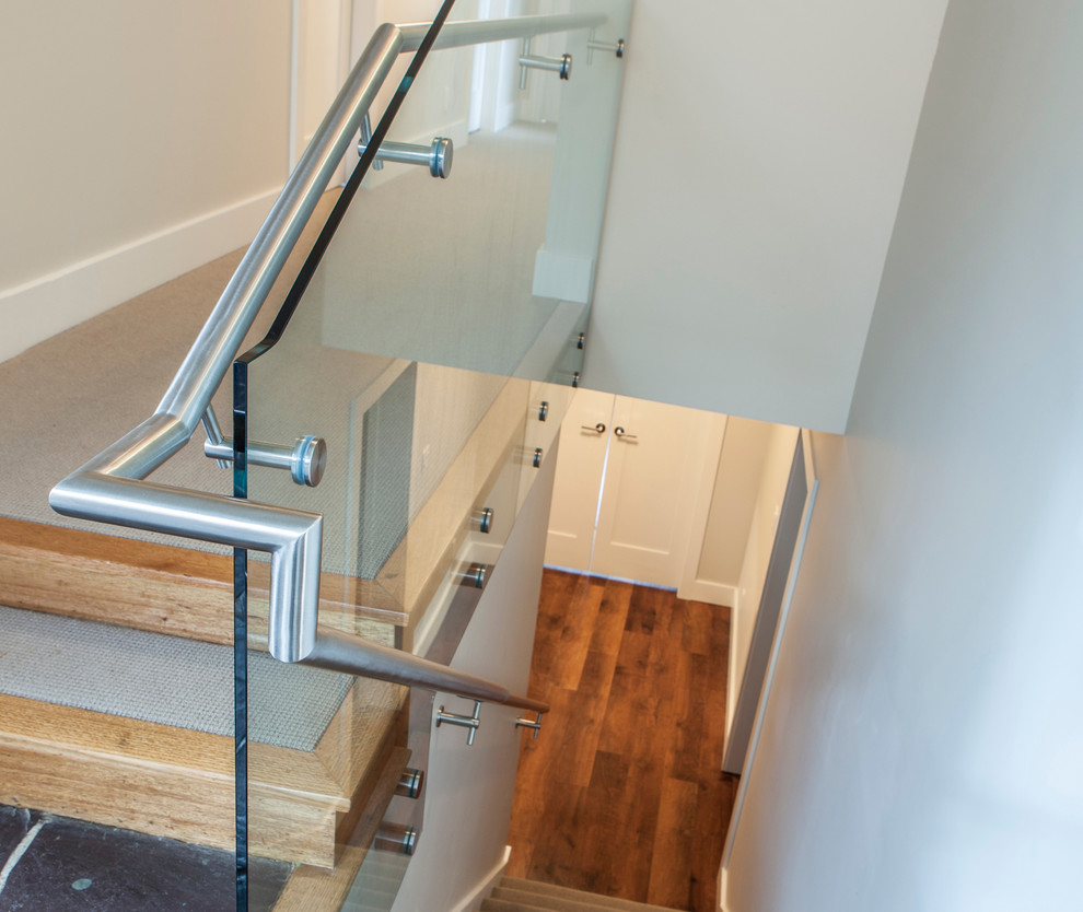 Cette photo montre un escalier tendance en L de taille moyenne avec des marches en moquette et des contremarches en bois.