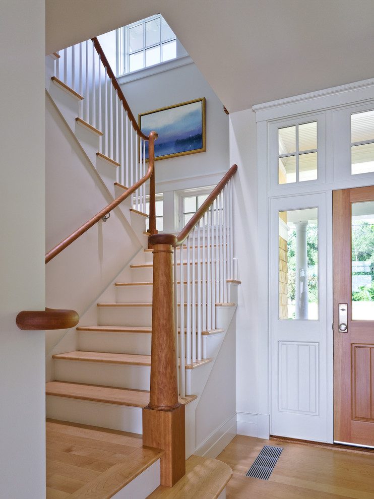 Modelo de escalera recta tradicional de tamaño medio con escalones de madera, contrahuellas de madera pintada y barandilla de madera