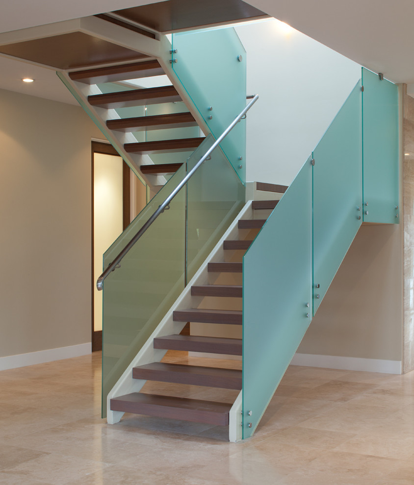Idée de décoration pour un petit escalier sans contremarche design en L avec des marches en bois.