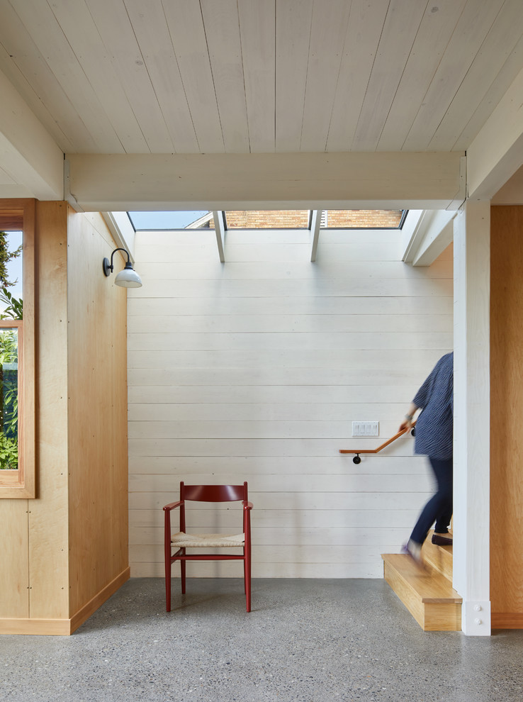 Ejemplo de escalera recta actual pequeña con escalones de madera, contrahuellas de madera y barandilla de madera