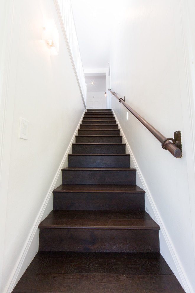 Diseño de escalera recta clásica renovada pequeña con escalones de madera, contrahuellas de madera y barandilla de madera