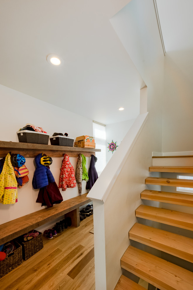 Imagen de escalera en L tradicional renovada de tamaño medio sin contrahuella con escalones de madera y barandilla de madera