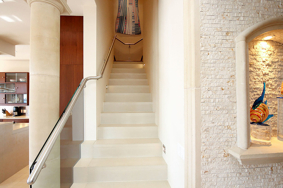 Inspiration för stora moderna trappor, med sättsteg i betong och räcke i glas