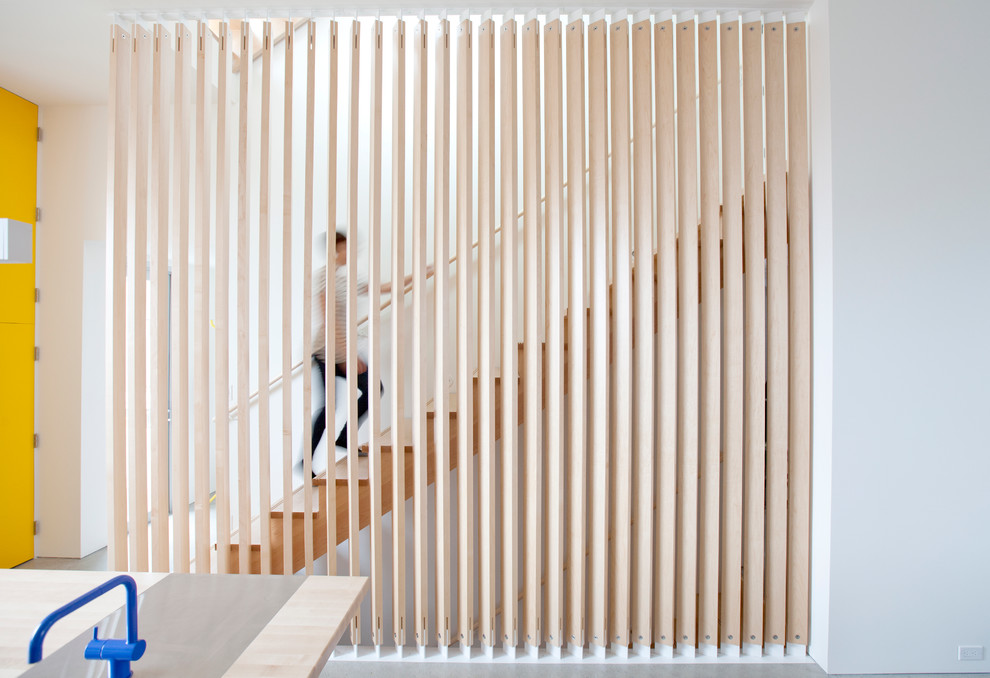 Cette image montre un escalier droit design avec des marches en bois et des contremarches en bois.