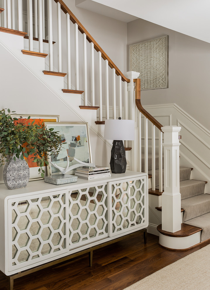 Стильный дизайн: угловая лестница в стиле неоклассика (современная классика) с деревянными перилами, деревянными ступенями и крашенными деревянными подступенками - последний тренд