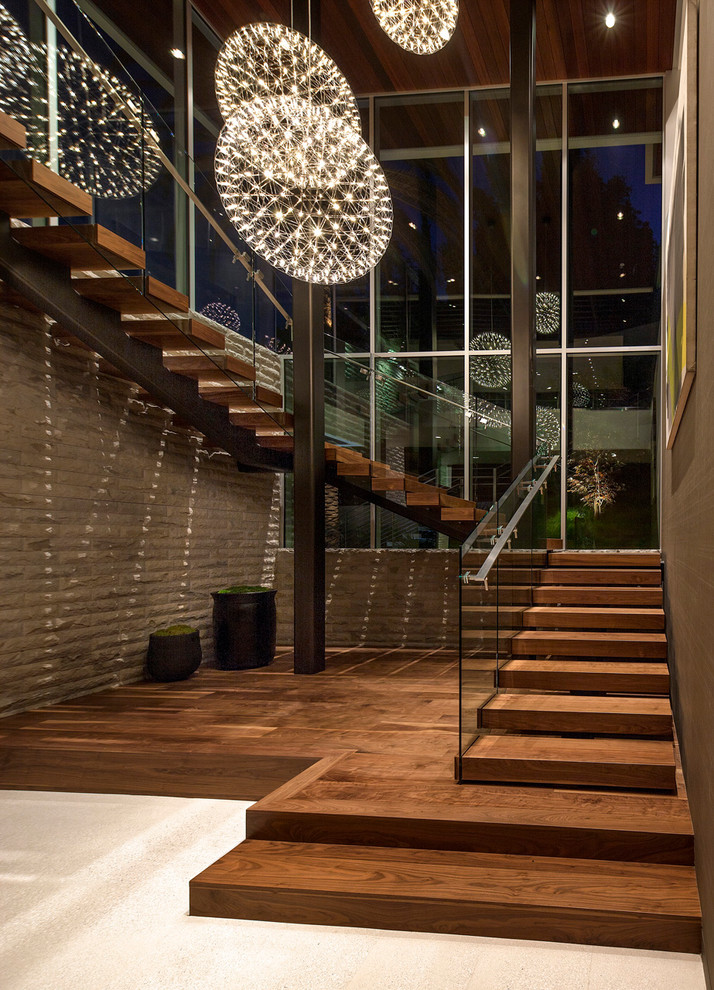 Идея дизайна: огромная п-образная деревянная лестница в стиле модернизм с деревянными ступенями