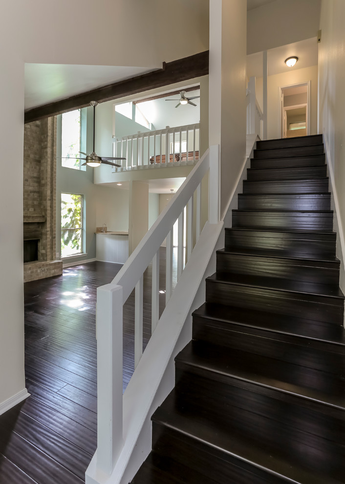 Идея дизайна: прямая деревянная лестница среднего размера в классическом стиле с деревянными ступенями и деревянными перилами