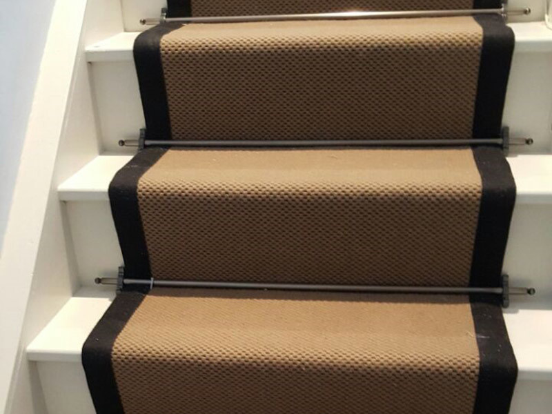 Idée de décoration pour un escalier tradition en U de taille moyenne avec des marches en moquette et des contremarches en moquette.