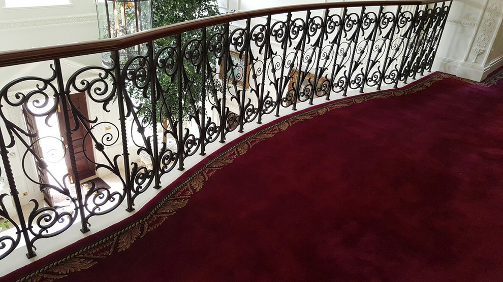 Свежая идея для дизайна: п-образная лестница среднего размера в классическом стиле с ступенями с ковровым покрытием, ковровыми подступенками и перилами из смешанных материалов - отличное фото интерьера