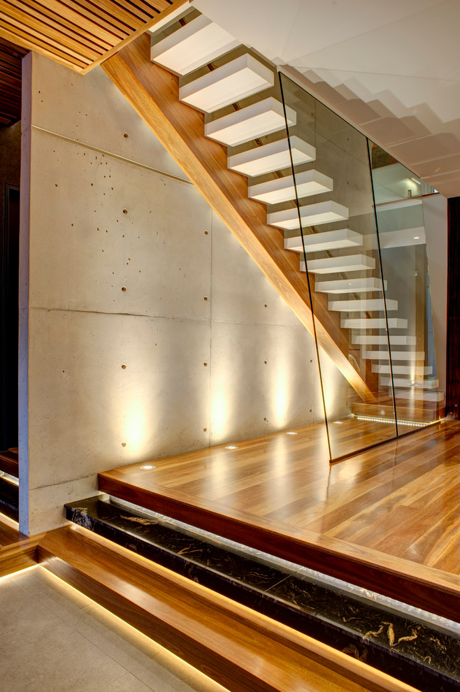 Стильный дизайн: большая прямая лестница в современном стиле с акриловыми ступенями - последний тренд