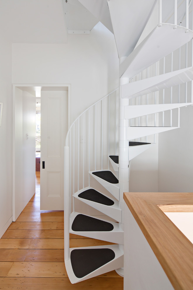 Пример оригинального дизайна: маленькая винтовая лестница в стиле модернизм с металлическими ступенями без подступенок для на участке и в саду