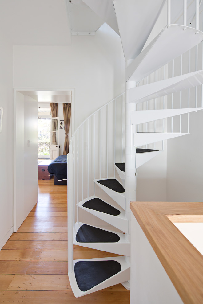 Foto de escalera de caracol moderna pequeña sin contrahuella con escalones de metal