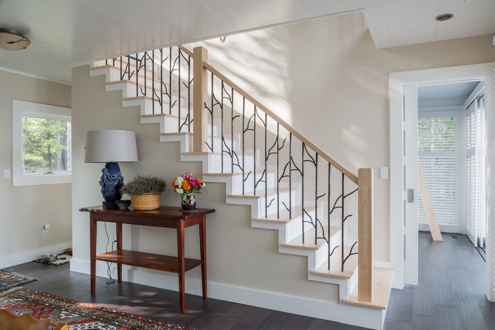 Стильный дизайн: большая прямая лестница в стиле неоклассика (современная классика) с деревянными ступенями, крашенными деревянными подступенками и перилами из смешанных материалов - последний тренд