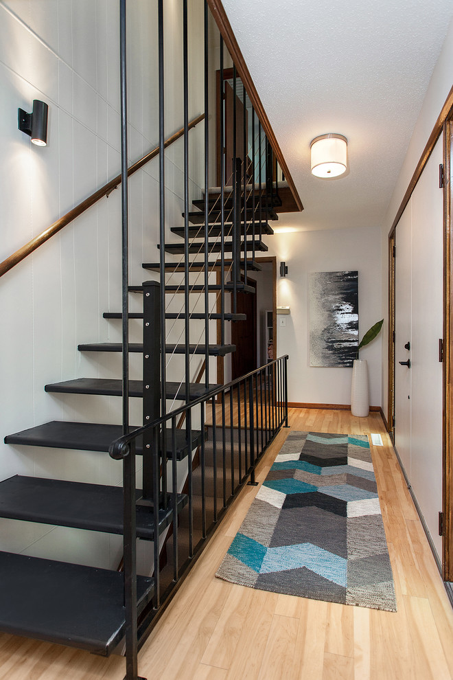 Свежая идея для дизайна: лестница на больцах в стиле ретро с металлическими ступенями без подступенок - отличное фото интерьера