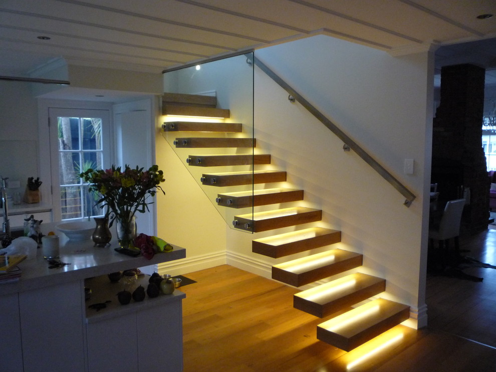 Modelo de escalera suspendida moderna de tamaño medio sin contrahuella con escalones de madera