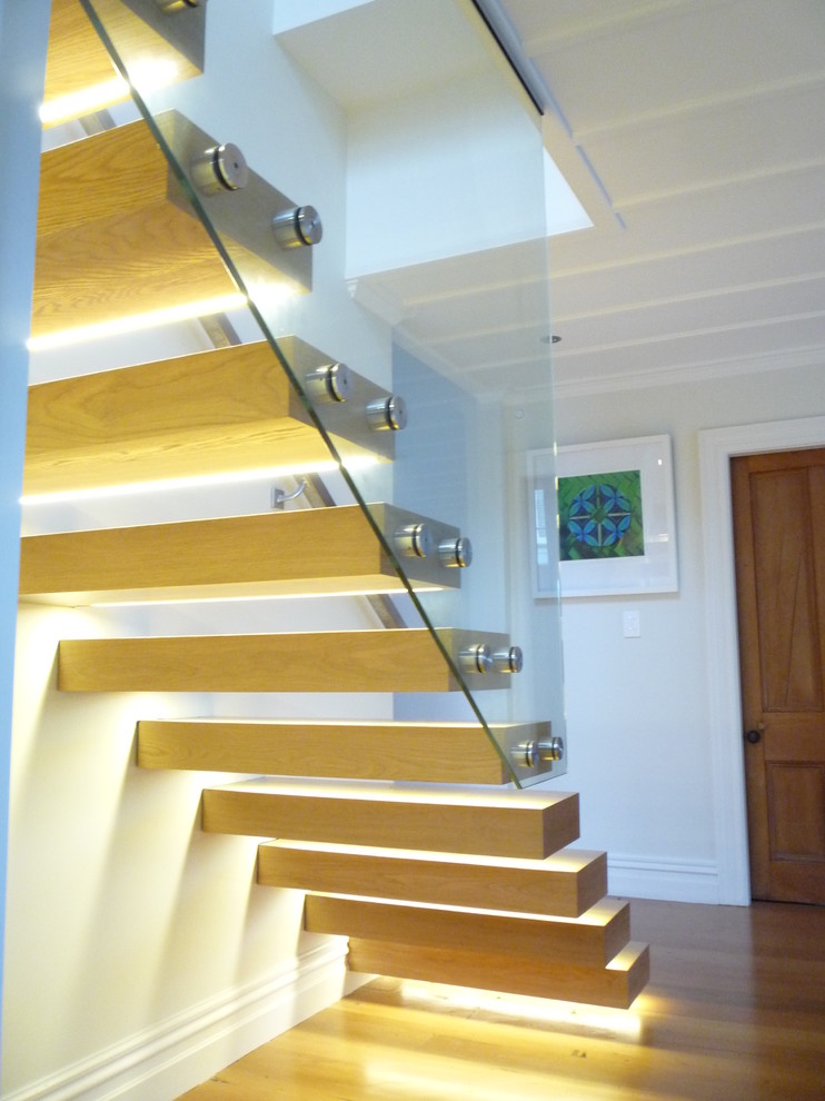 Пример оригинального дизайна: лестница на больцах, среднего размера в стиле модернизм с деревянными ступенями без подступенок