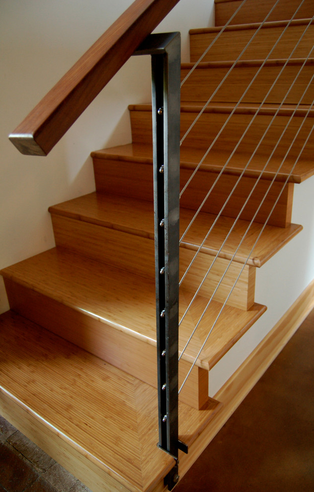 Immagine di una scala a rampa dritta moderna di medie dimensioni con pedata in legno e alzata in legno