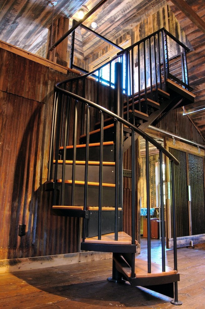 Foto di una scala a chiocciola country di medie dimensioni con pedata in legno e alzata in metallo