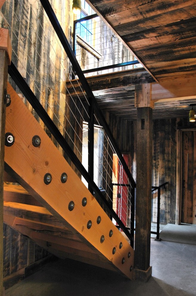 Idée de décoration pour un escalier sans contremarche droit champêtre avec des marches en bois.