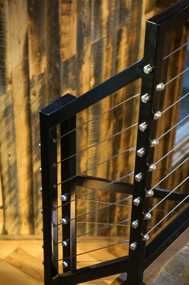 Imagen de escalera de caracol de estilo de casa de campo de tamaño medio con escalones de madera y contrahuellas de metal