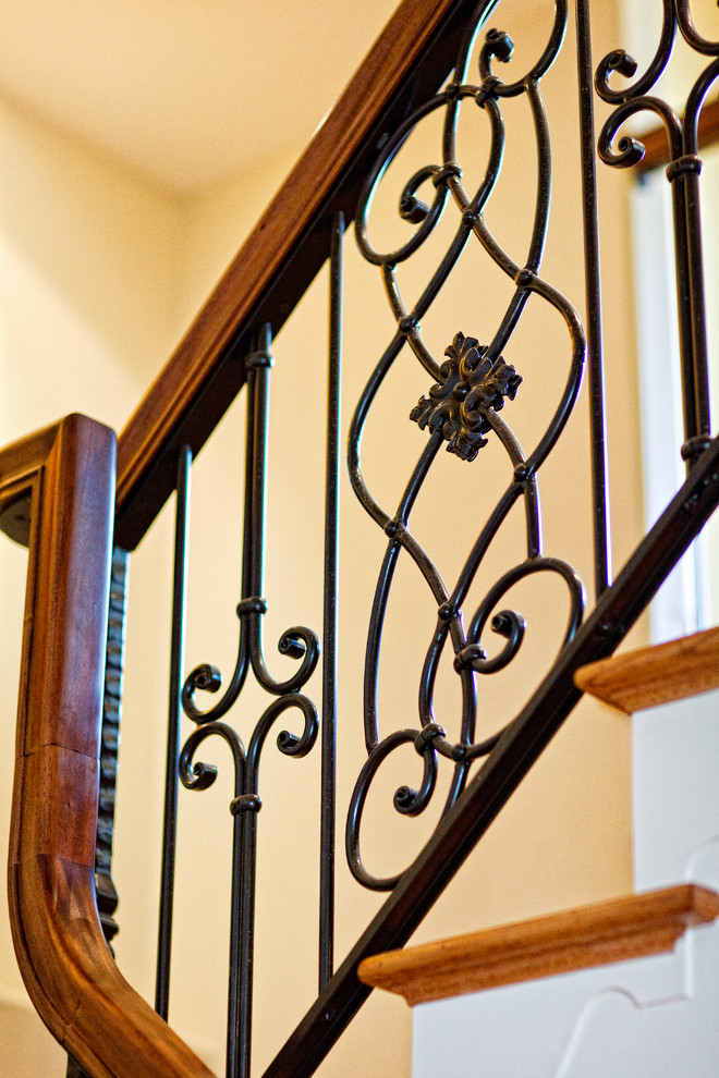 На фото: прямая лестница среднего размера в классическом стиле с деревянными ступенями и крашенными деревянными подступенками