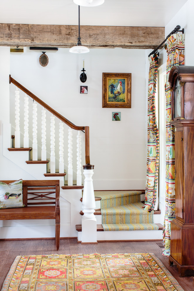 Inspiration pour un escalier peint traditionnel en L avec des marches en bois.