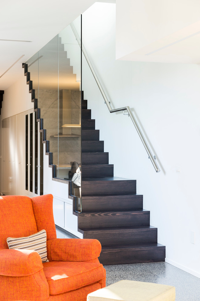 メルボルンにある中くらいなコンテンポラリースタイルのおしゃれな直階段 (木の蹴込み板) の写真