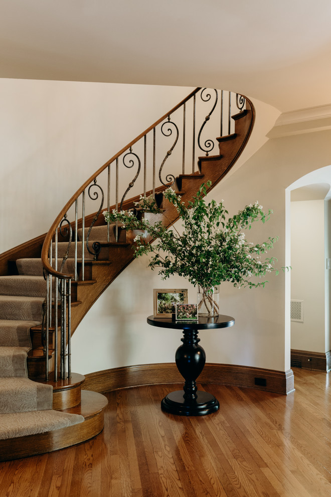 Источник вдохновения для домашнего уюта: изогнутая деревянная лестница среднего размера в классическом стиле с перилами из смешанных материалов и деревянными ступенями
