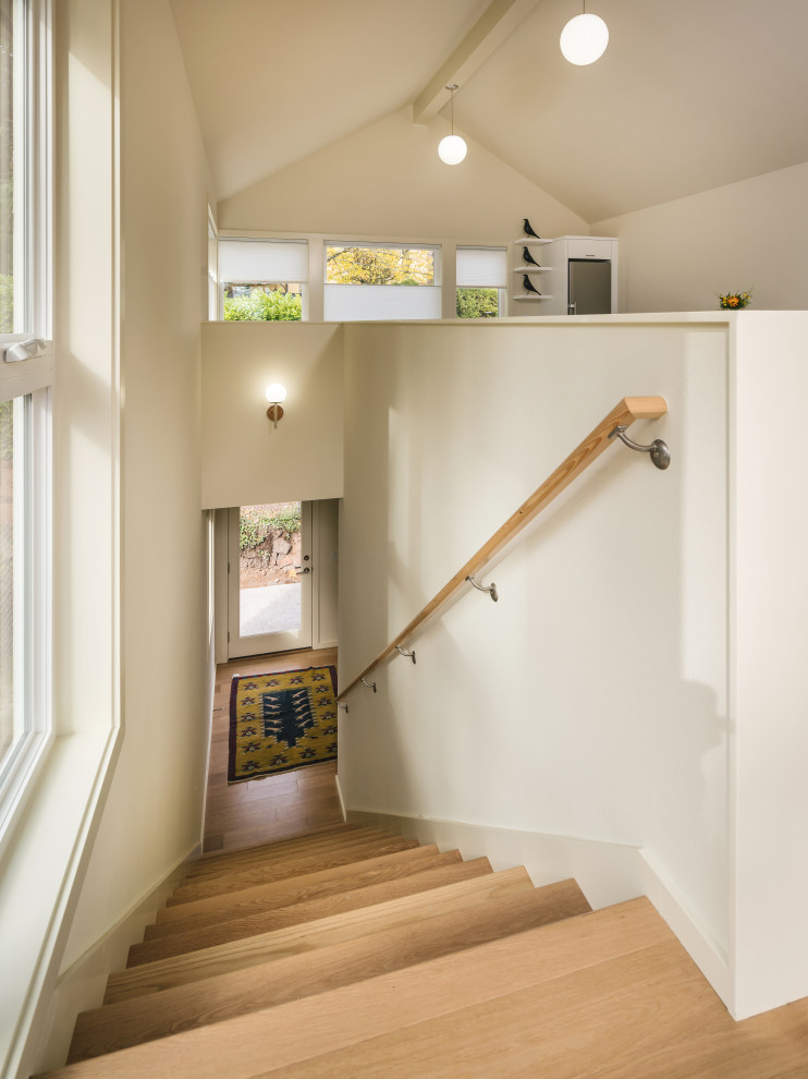 Источник вдохновения для домашнего уюта: маленькая прямая деревянная лестница в стиле модернизм с деревянными ступенями и деревянными перилами для на участке и в саду