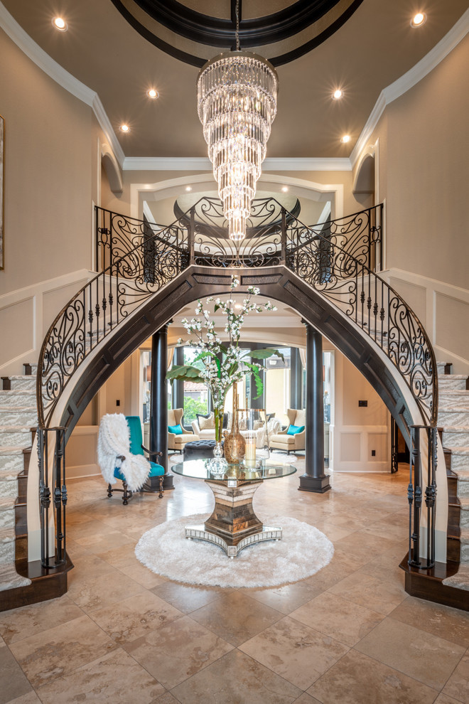 Große, Gewendelte Klassische Treppe mit Teppich-Treppenstufen, Teppich-Setzstufen und Stahlgeländer in Houston
