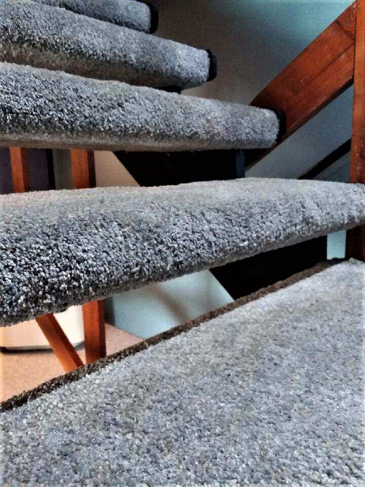 Gerades, Großes Uriges Treppengeländer Holz mit Teppich-Treppenstufen und offenen Setzstufen in Houston