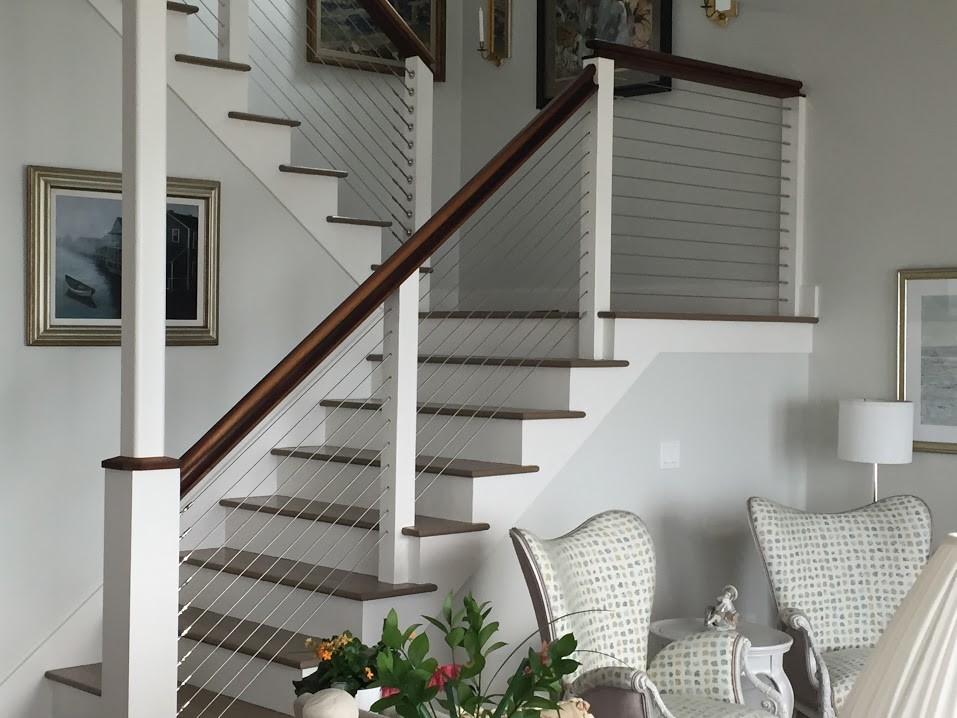 На фото: п-образная лестница среднего размера в классическом стиле с деревянными ступенями и крашенными деревянными подступенками с