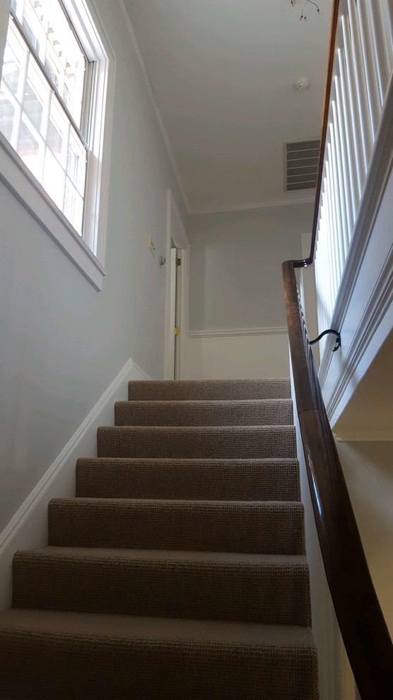 Idéer för att renovera en mellanstor vintage svängd trappa, med heltäckningsmatta, sättsteg med heltäckningsmatta och räcke i trä
